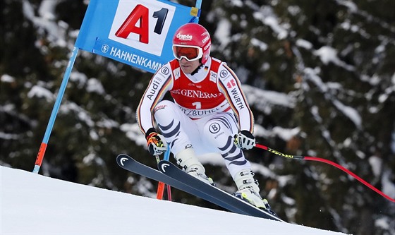 Nmecký lya Josef Ferstl na trati superobího slalomu v Kitzbühelu.