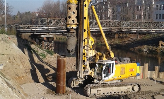 Snímek z prací na základech nového mostu v olomoucké Komenského ulici. Stavbaři...