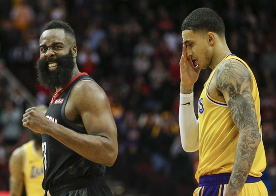 James Harden (vlevo) z Houstonu se raduje, Kyle Kuzma z LA Lakers je zklamaný.