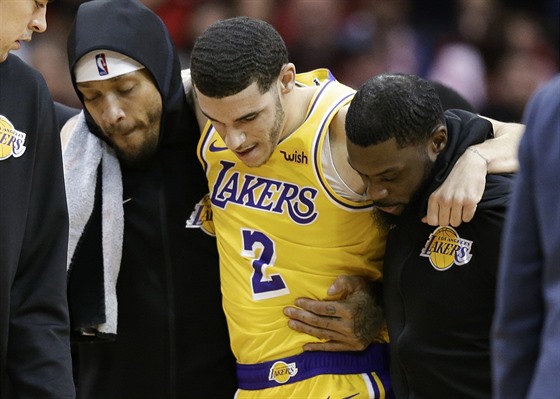 Lonzo Ball (2) z LA Lakers se zranil, do atny mu pomáhají Michael Beasley...