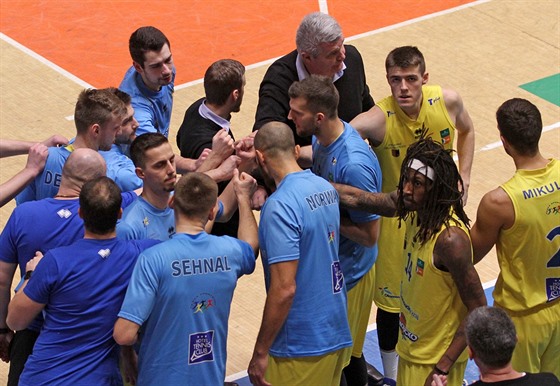 Basketbalisté Olomoucka bhem zápasu s Pardubicemi