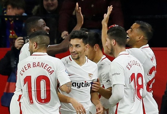 Fotbalisté Sevilly slaví gól proti Barcelon.