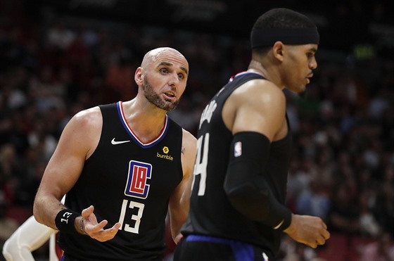 Marcin Gortat (vlevo) z LA Clippers vyítá chybu  spoluhrái Tobiasi Harrisovi.