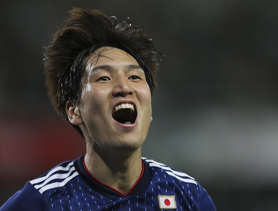 Japonský fotbalista Genki Haragui slaví gól proti Íránu.