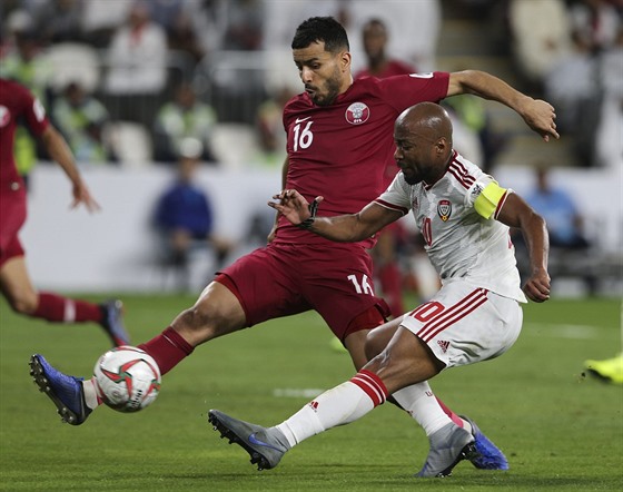 Ilustraní foto z duelu fotbalist Emirát (bílá)