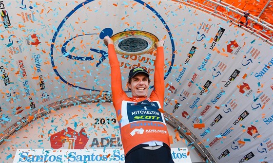 Jihoafrický cyklista Daryl Impey slaví triumf na Tour Down Under.