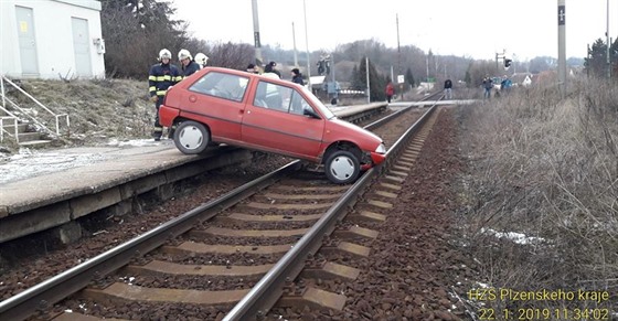 Na Plzeňsku sjelo auto do kolejiště. Nehoda se obešla bez zranění. Překážky na...