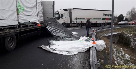 Řidiči nákladního vozidla se při projíždění kruhového objezdu u Draženova na...