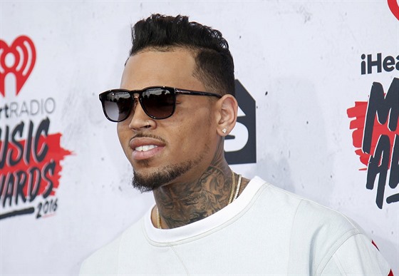 Zpvák Chris Brown na iHeartRadio Music Awards (Inglewood, 3. dubna 2016)