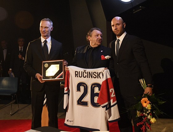 Bývalý hokejový útoník Martin Ruinský (vpravo) vstoupil do Sín slávy eského...