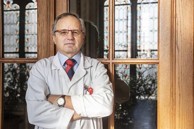 Boj o domácí péči po porodu. Část odborníků varuje před riziky a chce změnu