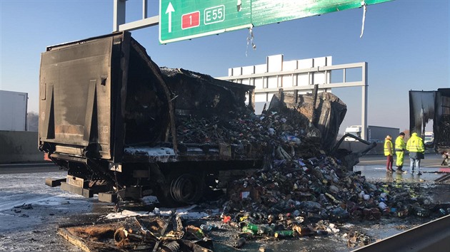 D1 na sedmém kilometru u Pr�honic uzav�el po�ár nákladního auta. Ohe�...