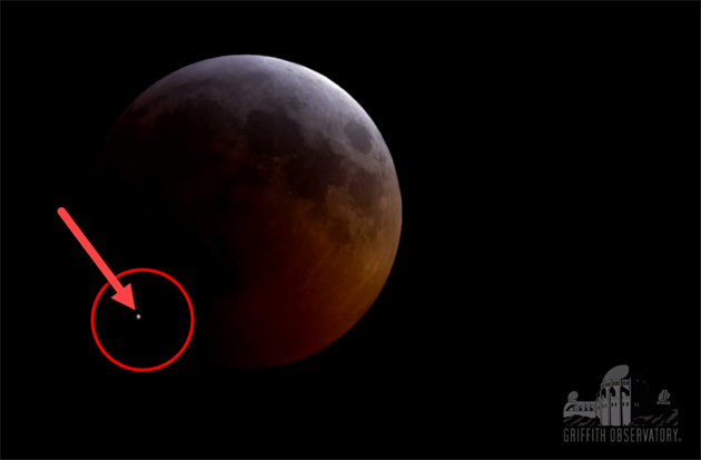 Během zatmění dopadl na Měsíc meteor. Záblesk potvrdili i astronomové