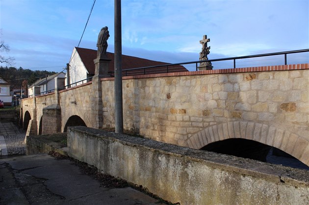 Po rekonstrukci, kterou provedl Stedoeský kraj v minulém roce, most v Sazené...