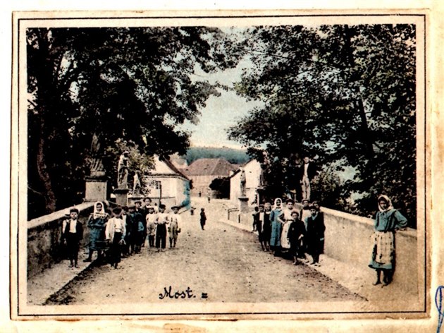 Kolorovaná pohlednice z roku 1902, na ní jsou zobrazeny jet vechny sochy.