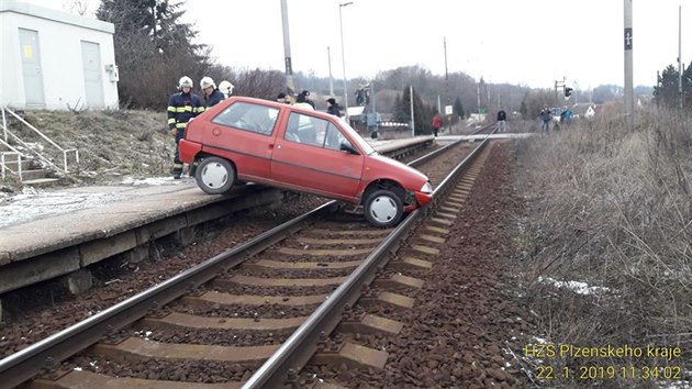 Na Plzesku sjelo auto do kolejit. Nehoda se obela bez zranní. Pekáky na...