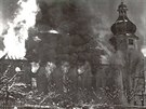 Ohe� v kostele vypukl 19. ledna 1960, kdy� d�ln�ci naftov�mi agreg�ty vysou�eli...