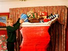 Mike spolen s vnuky kadé Vánoce vytváí obí sochy s vánoními motivy.