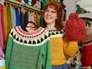 Molly Searsová je závislá na hákování a pletení. Vlnu a bavlnky kupuje kadý...