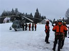 Hasiči procvičovali v lyžařském areálu Zadov záchranu lidí z vrtulníku...