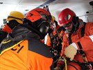Hasiči procvičovali v lyžařském areálu Zadov záchranu lidí z vrtulníku...