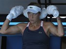 Ruská tenistka Anastasia Pavljuenková se ochlazuje ve tvrtfinále Australian...