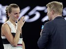 VZPOMÍNKY. Pete Kvitova se pi rozhovoru na kurtu po postupu do semifinále...