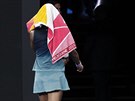 Japonská tenistka Naomi Ósakaová odchází po druhém setu finále Australian Open...