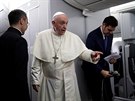 Pape na palub letadla, kterým se vracel z návtvy Panamy. (27. ledna 2019)