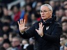 Trenér Fulhamu Claudio Ranieri udluje pokyny svým svencm v zápase proti...