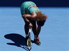 Serena Williamsová kontroluje, zda jí podklouznutí nezpsobilo vánjí újmu.