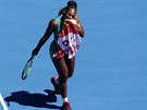 Serena Williamsová se utírá do runíku bhem tvrtfinále Australian Open.