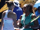Amerianka Serena Williamsová (vpravo) po vzájemném zápase gratuluje Karolín...