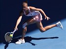 OBRANA. Karolína Plíková dobíhá k míku ve tvrtfinále Australian Open.