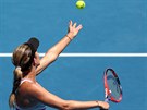 Amerianka Danielle Collinsová podává v semifinále Australian Open.