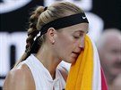 RUNÍK. Petra Kvitová si mezi výmnami finále Australian Open utírá pot z...
