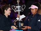 TAFETA. Naomi Ósakaová (vpravo) pebírá trofej pro vítzku Australian Open od...