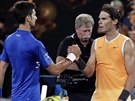GRATULACE. panl Rafael Nadal (vpravo) gratuluje Novaku Djokoviovi ze Srbska...