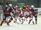 Momentka z extraligového utkání mezi hokejisty Olomouce (v bílém) a Chomutova