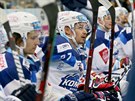 Jakub Orsava z Komety Brno odpoívá na stídace bhem utkání se Zlínem.