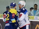 Potyka v utkání hokejist Komety Brno (v bílém) a Zlína