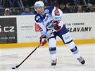 Zbynk Michálek z Komety Brno rozmýlí s kotouem u hokejky dalí postup v...