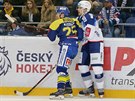 Zbynk Michálek z Komety Brno (vpravo) a Pavel Kubi ze Zlína sledují dní v...