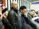 Chomutovský trenér Vladimír Rika (vpravo) pemýlí v utkání svého týmu s...
