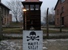 Značka "stůj" v němčině a polštině v bývalém koncentračním táboře v Osvětimi v...