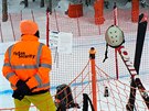 HAHNENKAMM POD DOZOREM. Bezpenostní pracovník dohlíí na Svtový pohár v...