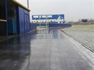 Na oválu kolem baseballového stadionu v Tebíi vzniká ledová dráha pro...