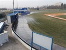 Na oválu kolem baseballového stadionu v Tebíi vzniká ledová dráha pro...