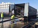 D1 na sedmém kilometru u Průhonic uzavřel požár nákladního auta. Oheň...