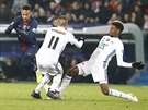 Neymar (vlevo) z Paris Saint-Germain se pokouí uniknout, brání ho Dimitri...